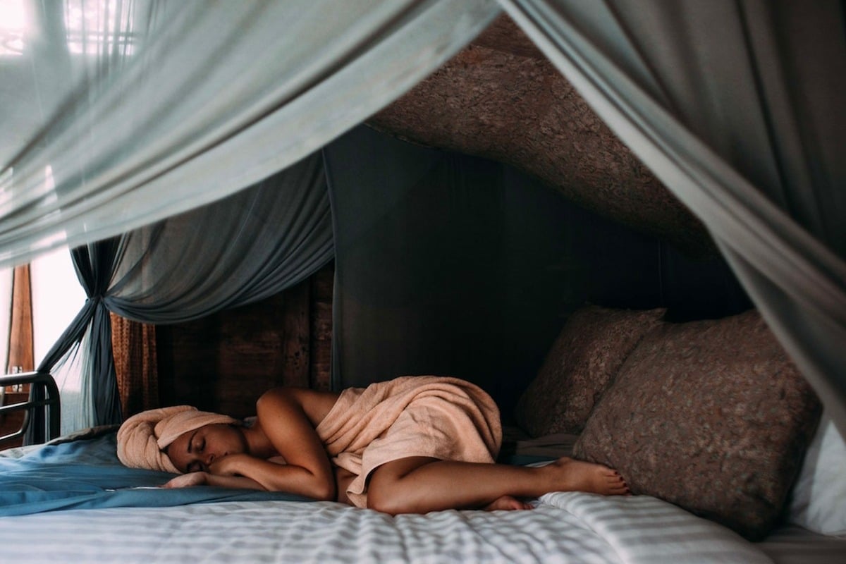 Femme qui dort paisiblement dans un lit original