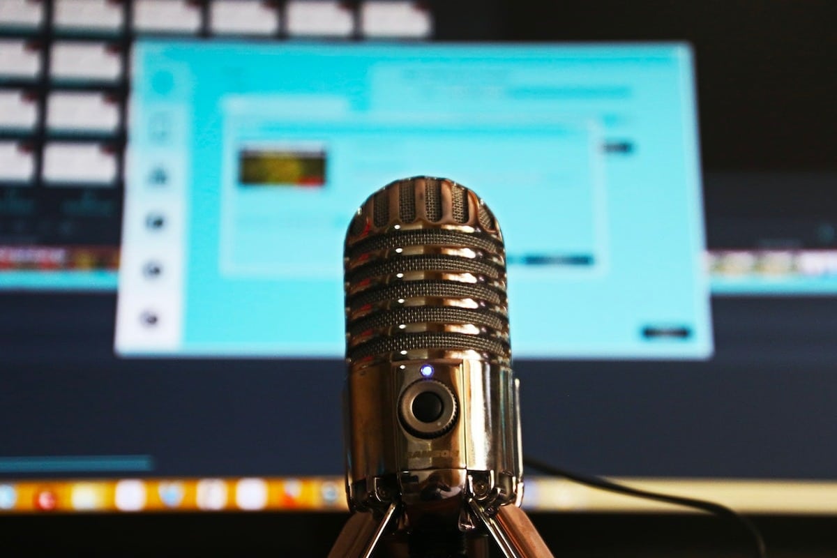 microphone ASMR devant un logiciel de montage vidéo